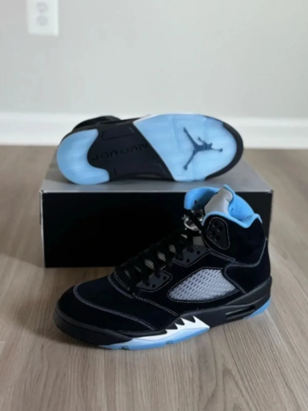 Jordan 5 Retro “Black University Blue”